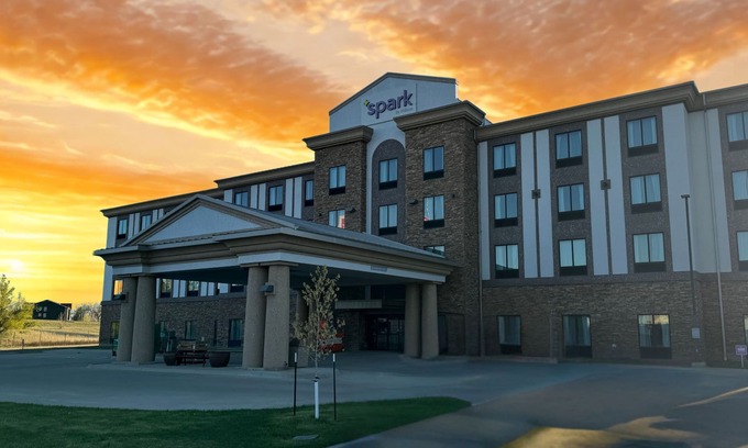 Glendive Hotel | Astoria Hotel and Suites: Perfect for Families & Relaxation