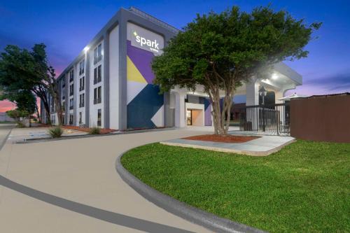 Grand Prairie Hotel | Family-Friendly Stay at Country Inn & Suites Grand Prairie