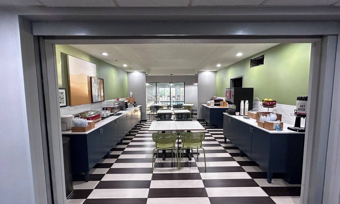 Ashwaubenon Hotel | Exceptional SPX Hotel: Family-Friendly with Pool & Spa
