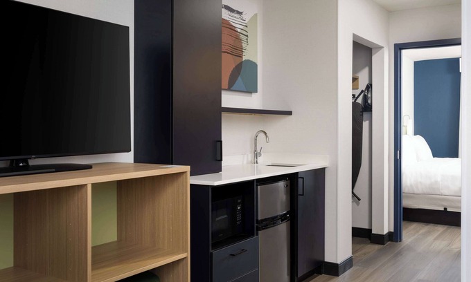 Guelph Hotel | Inviting Holiday Inn Express & Suites in Guelph with Pool