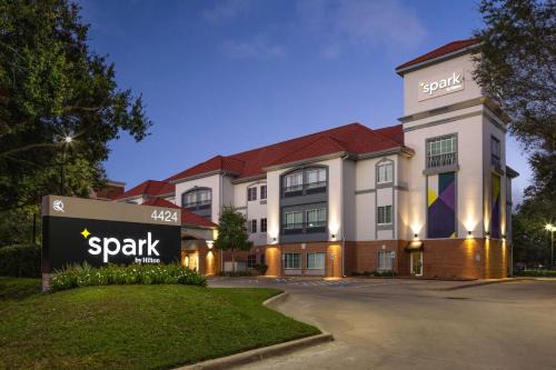 Barker Hotel | Pet-Friendly Stay at Spark by Hilton Houston West Clay Road