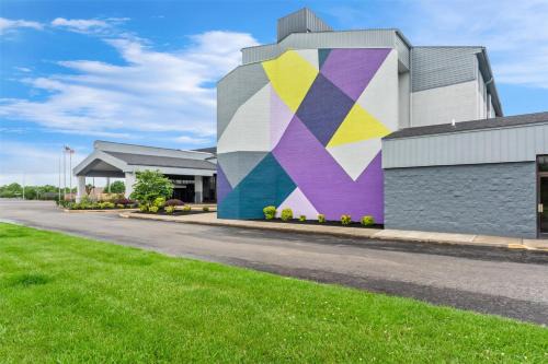 Lexington Hotel | Cozy Quality Inn Lexington East with Pool & Breakfast