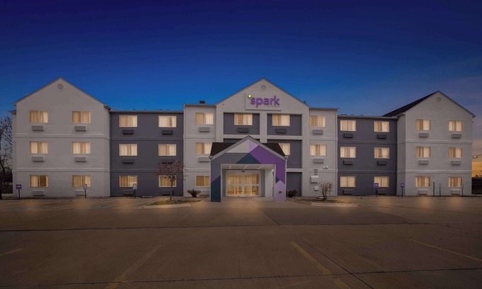 Quad Cities Hotel | Convenient Stay at AmericInn by Wyndham Moline Airport