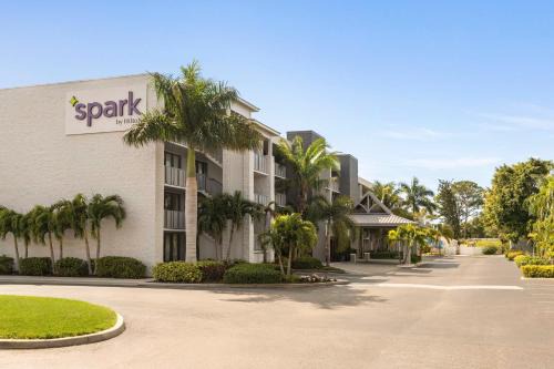 Sarasota Hotel | Explore Spark by Hilton Sarasota with Oceanfront Comfort