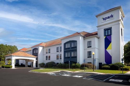 Eden Hotel | Experience Spark by Hilton Savannah Airport with Ocean Views