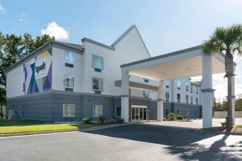 Fleming Hotel | Pet-Friendly Super 8 by Wyndham Savannah with Breakfast