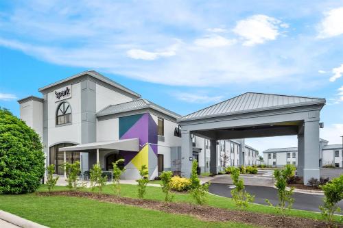 Pine Forest Hotel | Cozy Spring Lake Inn & Suites - Fayetteville Awaits You