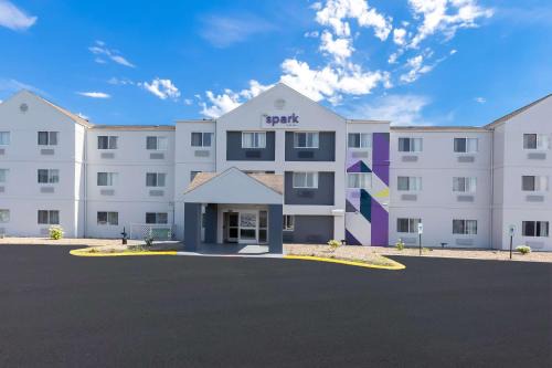 Springfield Hotel | Family-Friendly Spark by Hilton Springfield Southwest Getaway