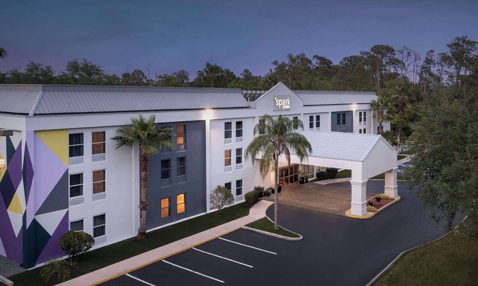 Tampa Hotel | Convenient Stay at Brandon Center Hotel with Pool & Spa