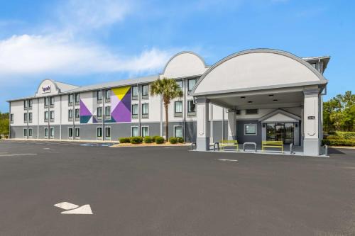 Tifton Hotel | Discover Spark By Hilton Tifton: Pet-Friendly & Poolside Retreat