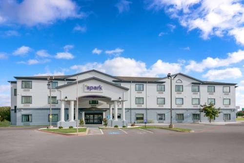Wichita Falls Hotel | Nature Inn & Suites: Relaxing Retreat with Pool Access