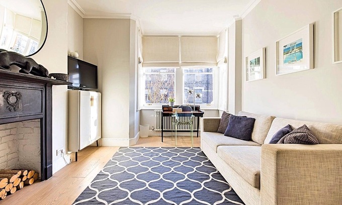 Addison Apartment | Bright Apartment Retreat in Kensington Olympia with Spa