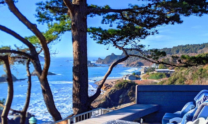 Brookings Apartment | Oceanfront Studio with Breathtaking Views - 9.8/10 Rating