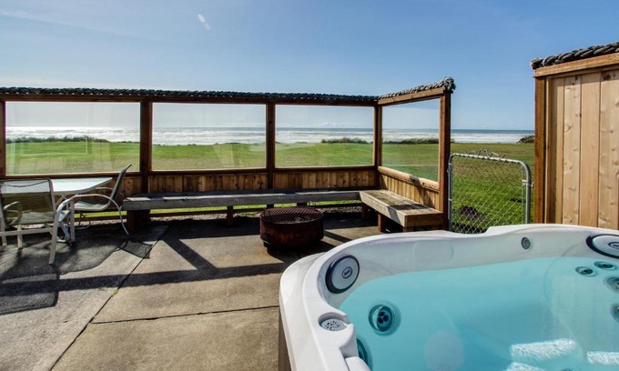 Yachats House | Cozy Sparkling Sands Oceanfront: 4-Star, Pet Friendly Getaway