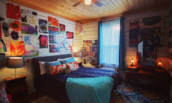 North Bend Apartment | Bay Views at Sparrow's Nest: Pet-Friendly Vintage Retreat