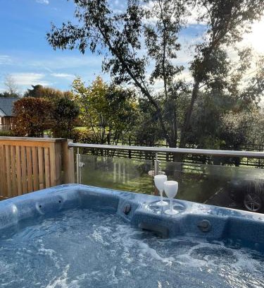 Newton Stewart Apartment | Cozy Sparrowhawk Cottage with Hot Tub & Family Friendly Perks