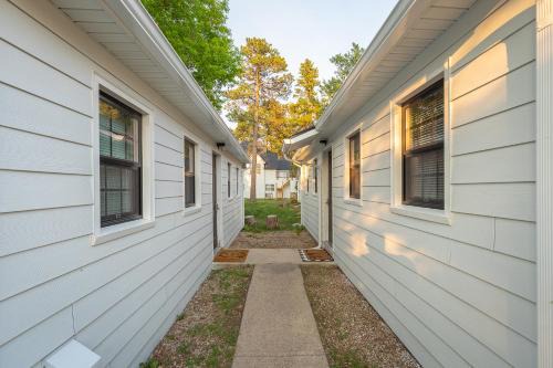 Spearfish House | Cozy Spearfish Cottages: Pet-Friendly with Hot Tub Access