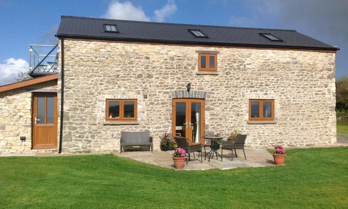 Vale of Glamorgan House | Experience The Gallops: Dog-Friendly Cottage Retreat