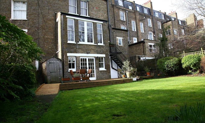 Camden Town with Primrose Hill Apartment | Relaxing Garden Flat in Quiet Camden Town Retreat