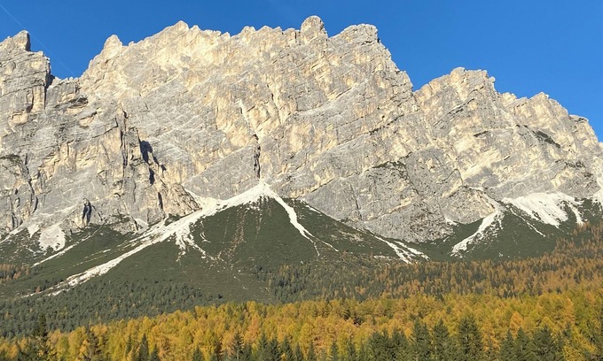 Cortina d'Ampezzo Apartment | Modern Apartment in Cortina Center with Spa & Breakfast