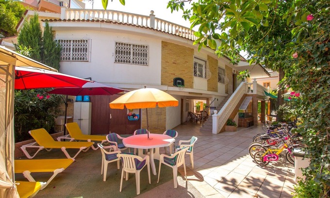 L'Albufereta Ski Chalet | Exclusive House with Garden Near Beach & Alicante City