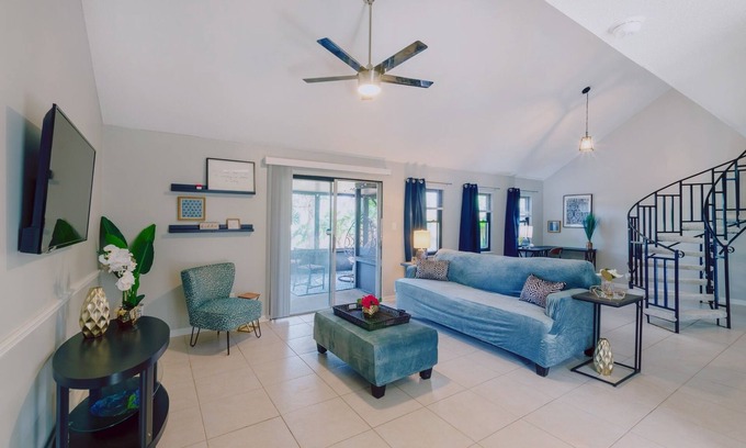 Apopka House | Discover The Blue Moon Escape: 9.8 Rated with Breakfast!