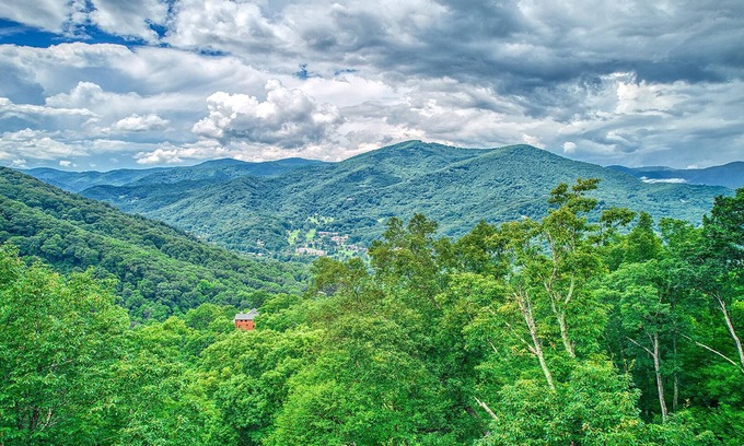 Waynesville House | Experience Dancing Bear in a Smoky Mountain Retreat