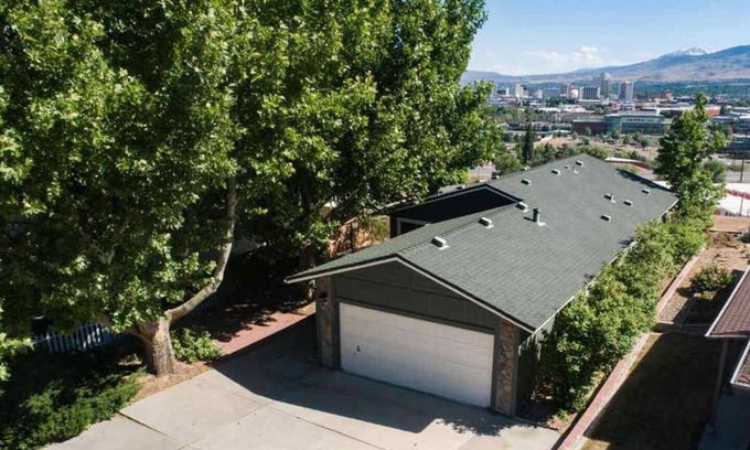 Northeast Reno House | Unforgettable Skyline Escape in Lake Tahoe with Spa & Events