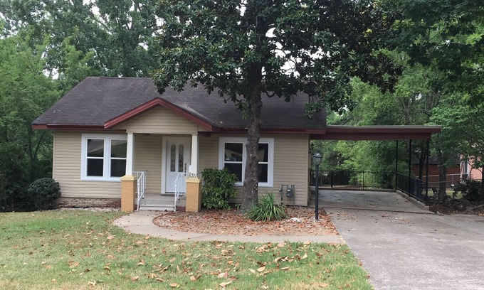 Hot Springs House | Charming 1920's Cottage with Lake View Near Oaklawn!