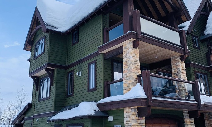 Rossland House | Guest Rated 10/10: Creekside Condo Retreat at RED Mountain