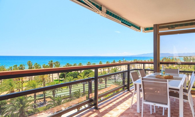 Salou City Centre Apartment | Family-Friendly Apartment with Pool in Paseo Jaime I
