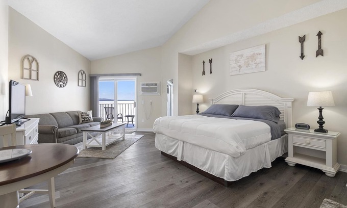 Traverse City Condo | Oceanfront Retreat with Pool and Family-Friendly Amenities