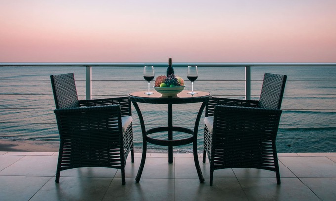 Boca Corona Apartment | Beachfront Suite with Magnificent Views - Golden Cowry