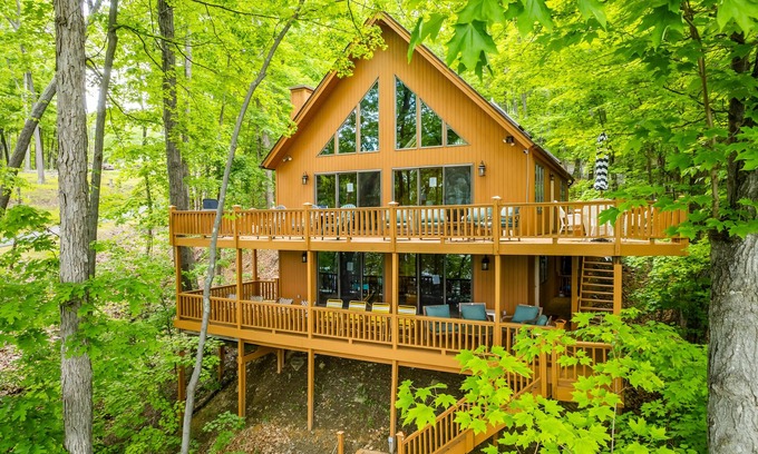 Naples House | Stunning Canandaigua Lake Tree Top Cabin with Ocean Views