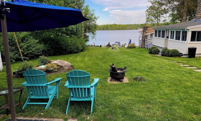 Lakeside House | Inviting Cottage at Bantam Lake with Spa & Breakfast