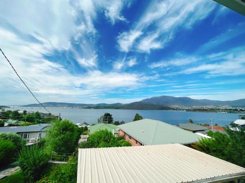 Lindisfarne House | Elegant Hobart River View Retreat - Family-Friendly Stay