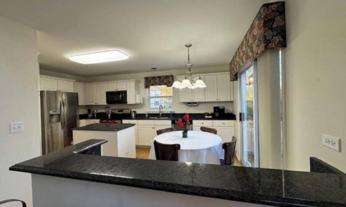 Crystal Lake House | Spectacular Home, pool table,6 TVs,King/Queen beds