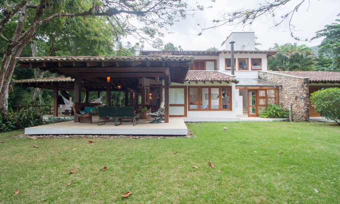 Praia Vermelha House | Oceanfront Retreat: Pet-Friendly with Spa & Hot Tub