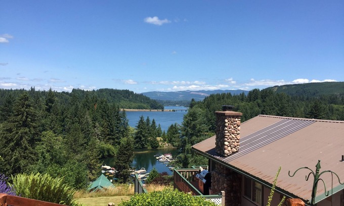 Mayfield House | Breathtaking Lake View with Spa and Family-Friendly Amenities