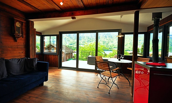 Boenigen Ski Chalet | Inviting Lake Views with Fully Equipped Comforts
