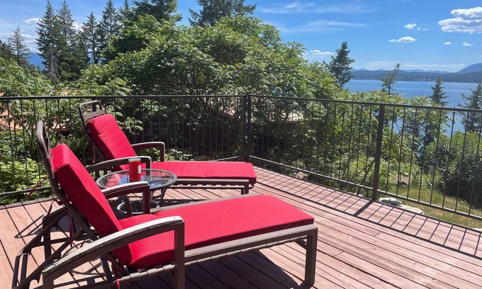 Hope House | Beautiful Lake Views with Spa and Hot Tub Retreat