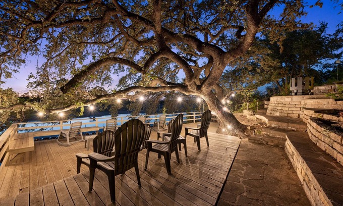 Buffalo Gap House | Lakefront Oasis: Pristine Retreat with Ocean & Lake Views