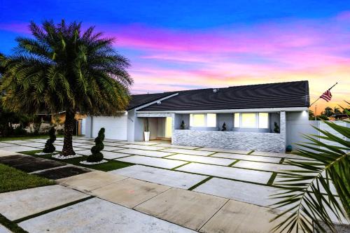 Westchester Villa | Spectacular Miami - 12 mil to Downtown, Work Area and Game Room