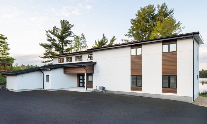 Foley House | Inviting Muskoka Lakehouse Near Oastler Provincial Park