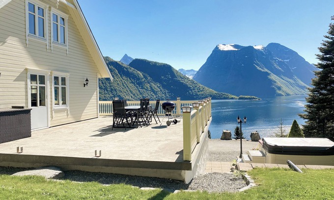 Saebo House | Unforgettable Norwegian Fjord with Sauna & Hot Tub Escape