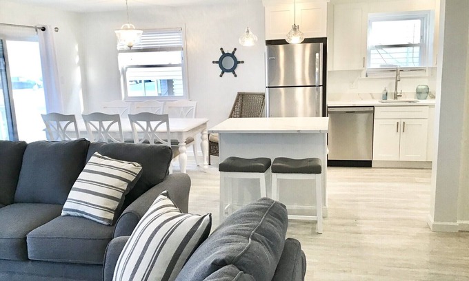 South End House | Pet-Friendly Cottage with Ocean View, Sleeps 9 - Rated 9.4