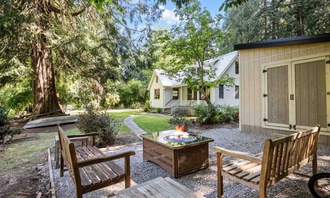 Stafford - Tualatin Valley House | Idyllic Riverfront Retreat with Fire-Table & Pet Welcome