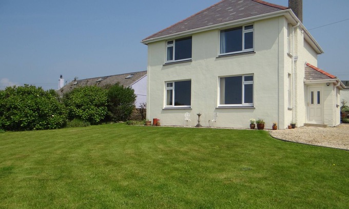 Rhossili House | Family-Friendly Home with Amazing Ocean Views and Amenities