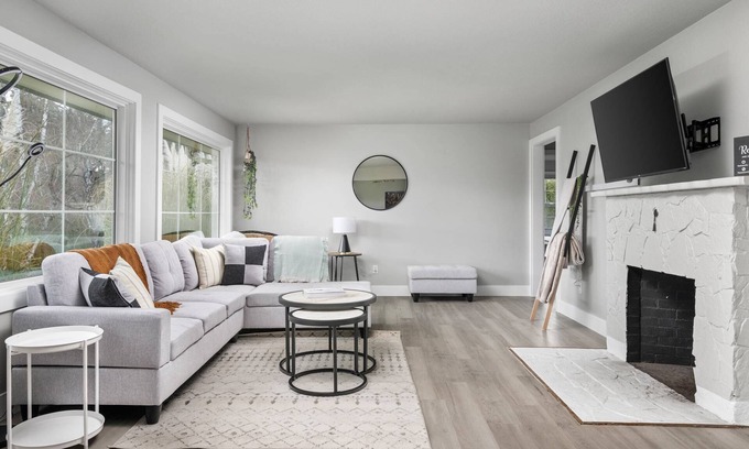 Cedar Hills House | Pet-Friendly Estate with Game Room & Huge Fenced Yard