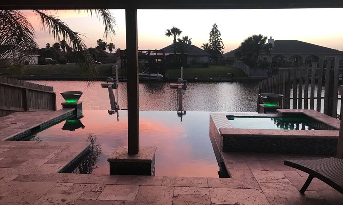 Corpus Christi House | Unforgettable Sunsets: Private Pool & Spa Walk to Beach